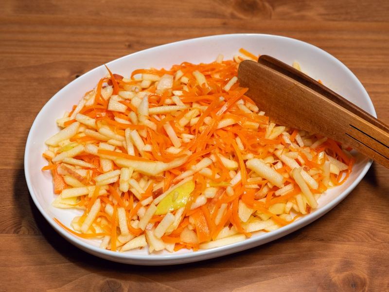 Crunchy apple and carrot slaw