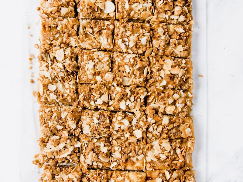 Apple cinnamon baked oatmeal squares