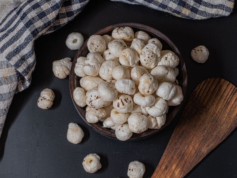 Roasted makhana (lotus seed puffs)