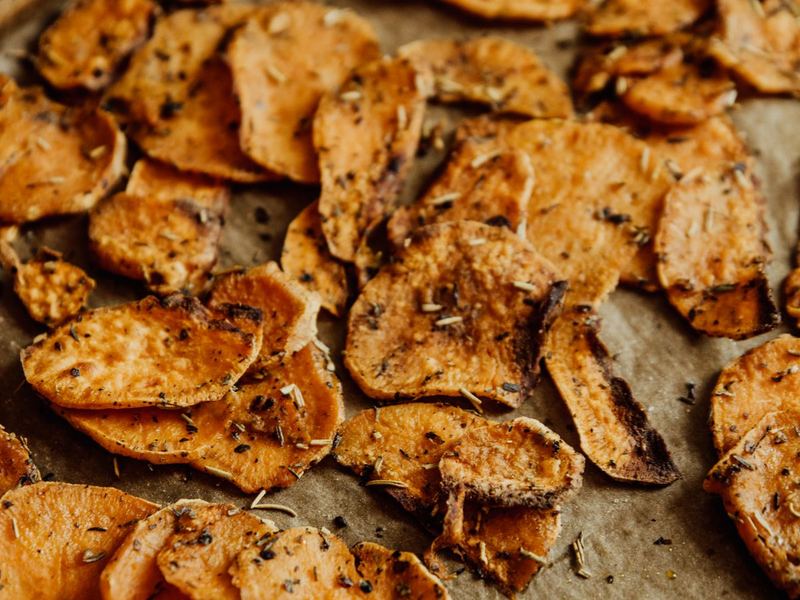 Baked sweet potato crisps
